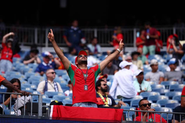 July 9, 2026, Foxborough, Massachusetts, USA: A Moroccan fan says a prayer before the 2026 FIFA World Cup, WM, Weltmeisterschaft, Fussball quarterfinal match at Boston Stadium in Massachusetts on July 9, 2026. FIFA World Cup 2026: QF: France V Morocco  - ZUMAm283 20260709_zsp_m283_006 Copyright: xBillyxMyersx