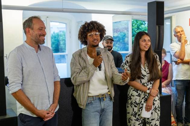 l-r: Geschaeftsfuehrer Finanzen Michael Stroell (FC Augsburg), Han-Noah Massengo 4 (FC Augsburg), Jana Schwindel, 1. Vorsitzende der KVA Die Ecke e.V.,, Ausstellung Han-Noah Massengo gibt Einblicke hinter die Kulissen des Profifussballs, Fussball, 1. Bundesliga, 09.07.2026 Augsburg Bayern Deutschland *** l r: Michael Stroell, Chief Financial Officer, FC Augsburg; Han Noah Massengo, 4, FC Augsburg; Jana Schwindel, 1 Chairwoman of KVA Die Ecke e.V., Exhibition: Han Noah Massengo offers a behind-the-scenes look at professional soccer, Soccer, Bundesliga 1, July 9, 2026, Augsburg, Bavaria, Germany Copyright: xkolbert-press ChristianxKolbertx