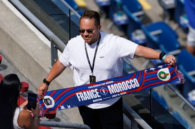 A fan poses with a match scarf before the start of a Quarter-final FIFA World Cup, WM, Weltmeisterschaft, Fussball match between France and Morocco at Boston Stadium in Foxborough on Thursday, July 9, 2026.  BOS20260709306 CJxGUNTHER