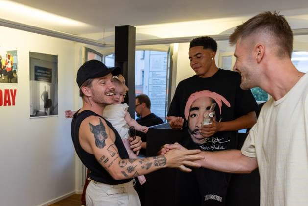 Mads Pedersen 3 (FC Augsburg), Ausstellung Han-Noah Massengo gibt Einblicke hinter die Kulissen des Profifussballs, Fussball, 1. Bundesliga, 09.07.2026 Augsburg Bayern Deutschland *** Mads Pedersen 3 FC Augsburg, Exhibition by Han Noah Massengo offers a behind-the-scenes look at professional soccer, Soccer, Bundesliga 1, July 9, 2026, Augsburg, Bavaria, Germany Copyright: xkolbert-press ChristianxKolbertx