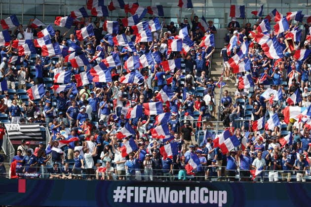 FIFA World Cup, WM, Weltmeisterschaft, Fussball 2026 quarterfinals - France vs Morocco Supporters of France cheer ahead of the FIFA World Cup 2026 quarterfinals match France against Morocco, in Boston, Massachusetts, USA, 09 July 2026. BOSTON United States  Copyright: xSARAHxYENESELx