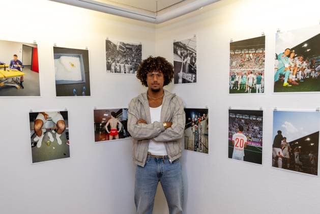 Han-Noah Massengo 4 (FC Augsburg) vor seiner Fotowand, Ausstellung Han-Noah Massengo gibt Einblicke hinter die Kulissen des Profifussballs, Fussball, 1. Bundesliga, 09.07.2026 Augsburg Bayern Deutschland *** Han Noah Massengo 4 of FC Augsburg in front of his photo wall; the Han Noah Massengo exhibition offers a behind-the-scenes look at professional soccer; soccer; Bundesliga 1; July 9, 2026; Augsburg, Bavaria, Germany Copyright: xkolbert-press ChristianxKolbertx