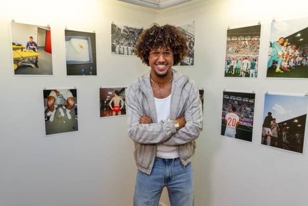 Han-Noah Massengo 4 (FC Augsburg) vor seiner Fotowand, Ausstellung Han-Noah Massengo gibt Einblicke hinter die Kulissen des Profifussballs, Fussball, 1. Bundesliga, 09.07.2026 Augsburg Bayern Deutschland *** Han Noah Massengo 4 of FC Augsburg in front of his photo wall; the Han Noah Massengo exhibition offers a behind-the-scenes look at professional soccer; soccer; Bundesliga 1; July 9, 2026; Augsburg, Bavaria, Germany Copyright: xkolbert-press ChristianxKolbertx
