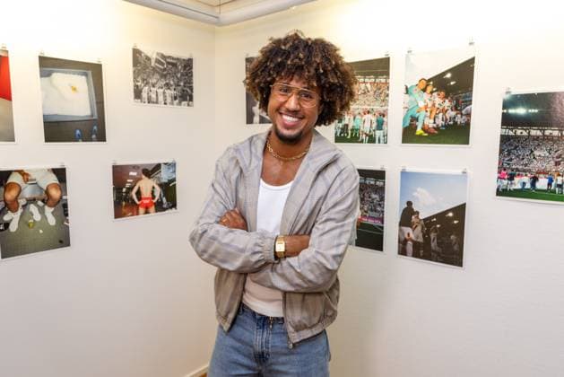 Han-Noah Massengo 4 (FC Augsburg) vor seiner Fotowand, Ausstellung Han-Noah Massengo gibt Einblicke hinter die Kulissen des Profifussballs, Fussball, 1. Bundesliga, 09.07.2026 Augsburg Bayern Deutschland *** Han Noah Massengo 4 of FC Augsburg in front of his photo wall; the Han Noah Massengo exhibition offers a behind-the-scenes look at professional soccer; soccer; Bundesliga 1; July 9, 2026; Augsburg, Bavaria, Germany Copyright: xkolbert-press ChristianxKolbertx