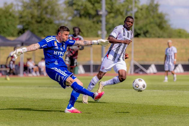 Herzogenaurach, Deutschland 09. Juli 2026: Testspiel - 2026 2027 - FC Ingolstadt 04 gegen LASK Linz Im Bild: v. li. im Zweikampf Torhüter Tobias Schützenauer Schuetzenauer (LASK) und Obed Ugondu (FCI) Adi Dassler Sportplatz Bayern *** Herzogenaurach, Germany, July 9, 2026, Friendly Match 2026–2027: FC Ingolstadt 04 vs. LASK Linz. Pictured from left, in a tackle: goalkeeper Tobias Schützenauer (LASK) and Obed Ugondu (FCI) at the Adi Dassler Sports Field in Bavaria. Copyright: xFotostandx xSchäferx