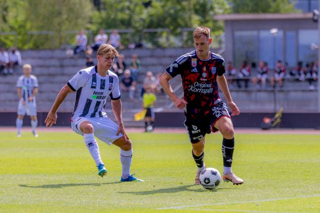 Herzogenaurach, Deutschland 09. Juli 2026: Testspiel - 2026 2027 - FC Ingolstadt 04 gegen LASK Linz Im Bild: v.li. Max Plath (FCI) im Zweikampf Adi Dassler Sportplatz Bayern *** Herzogenaurach, Germany, July 9, 2026: 2026-2027 preseason match between FC Ingolstadt 04 and LASK Linz. Pictured, from left: Max Plath (FCI) in a tackle at Adi Dassler Sportplatz Bayern. Copyright: xFotostandx xSchäferx