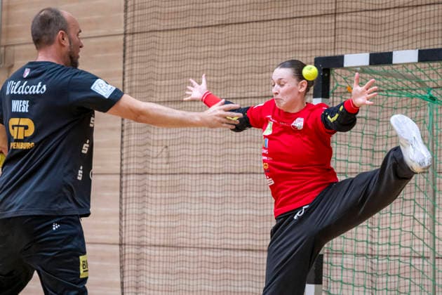 Handball Bundesliga Frauen,HBF, Saison 2026 2027-SV Union Halle-Neustadt Training Halle, Deutschland 09.Juli 2026: Im Bild:v.li.Tortwarttrainer Andreas Wiese (Halle) und Torhueterin Nicola Czaja (Halle) Halle Saale SWH Arena Sachsen-Anhalt Deutschland *** Women s Handball Bundesliga (HBF), 2026–2027 Season: SV Union Halle Neustadt Training in Halle, Germany, July 9, 2026. Pictured from left: Goalkeeper coach Andreas Wiese (Halle) and goalkeeper Nicola Czaja (Halle), Halle Saale SWH Arena, Saxony-Anhalt, Germany