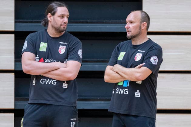 Handball Bundesliga Frauen,HBF, Saison 2026 2027-SV Union Halle-Neustadt Training Halle, Deutschland 09.Juli 2026: Im Bild:v.li.Sportlicher Leiter Felix Gühlcke Guehlcke (Halle) und Tortwarttrainer Andreas Wiese (Halle) Halle Saale SWH Arena Sachsen-Anhalt Deutschland *** Women s Handball Bundesliga (HBF), 2026–2027 Season: SV Union Halle Neustadt Training Session in Halle, Germany, July 9, 2026. Pictured from left: Sports Director Felix Gühlcke (Guehlcke) of Halle and goalkeeper coach Andreas Wiese of Halle, Halle an der Saale, SWH Arena, Saxony-Anhalt, Germany
