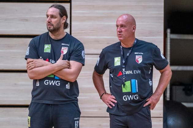 Handball Bundesliga Frauen,HBF, Saison 2026 2027-SV Union Halle-Neustadt Training Halle, Deutschland 09.Juli 2026: Im Bild:v.li.Sportlicher Leiter Felix Gühlcke Guehlcke (Halle) und Trainer Pether Krautmeyer (Halle) Halle Saale SWH Arena Sachsen-Anhalt Deutschland *** Women s Handball Bundesliga (HBF), 2026–2027 Season: SV Union Halle Neustadt Training Session in Halle, Germany, July 9, 2026. Pictured from left: Sports Director Felix Gühlcke (Guehlcke) of Halle and Coach Pether Krautmeyer of Halle, Halle an der Saale, SWH Arena, Saxony-Anhalt, Germany