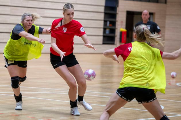 Handball Bundesliga Frauen,HBF, Saison 2026 2027-SV Union Halle-Neustadt Training Halle, Deutschland 09.Juli 2026: Im Bild:v.li.Ilona Kieffer (Halle) und Neuzugang Paulina Stapurewicz (Halle) Halle Saale SWH Arena Sachsen-Anhalt Deutschland *** Women s Handball Bundesliga (HBF), 2026–2027 Season: SV Union Halle Neustadt Training in Halle, Germany, July 9, 2026. Pictured from left: Ilona Kieffer (Halle) and new signing Paulina Stapurewicz (Halle), Halle an der Saale, SWH Arena, Saxony-Anhalt, Germany