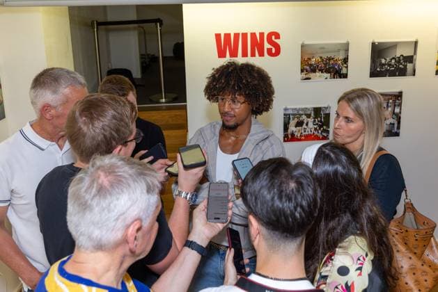 Han-Noah Massengo 4 (FC Augsburg) im Interview, Ausstellung Han-Noah Massengo gibt Einblicke hinter die Kulissen des Profifussballs, Fussball, 1. Bundesliga, 09.07.2026 Augsburg Bayern Deutschland *** Interview with Han Noah Massengo of FC Augsburg, Han Noah Massengo Exhibition Offers a Behind-the-Scenes Look at Professional Soccer, Soccer, Bundesliga 1, July 9, 2026, Augsburg, Bavaria, Germany Copyright: xkolbert-press ChristianxKolbertx