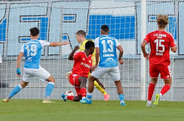 CFC vs 1. FC Union Berlin 09.07.2026 Chemnitz, eins Stadion- An der Gellertstrasse, Fussball, Regionalliga Nordost, , Testspiel , CFC, CFC vs 1. FC Union Berlin Jonas Marx (19) schießt des 1:1 für den CFC Chemnitz Sachsen BRD *** CFC vs. 1. FC Union Berlin, July 9, 2026, Chemnitz, eins Stadion on Gellertstrasse, Sports, Soccer, Northeast Regional League, , Friendly Match, CFC, CFC vs. 1 FC Union Berlin: Jonas Marx, 19, scores the 1-1 equalizer for CFC Chemnitz, Saxony, Germany