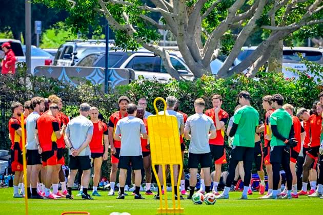 Belgian national football team - FIFA World Cup, WM, Weltmeisterschaft, Fussball 2026 - media activities 09 07 2026 LOS ANGELES, UNITED STATES OF AMERICA - JULY 09 : Garcia Rudi head coach of Belgium talking to the group with Doku Jeremy forward of Belgium and Vanaken Hans midfielder of Belgium pictured during a training session ahead of the FIFA World Cup 2026 quarter final match between Spain and Belgium on July 9, 2026 in Los Angeles, United States of America, 09 07 2026 Los Angeles United States of America  Copyright: xJanxDexMeuleneirx