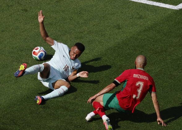 FIFA World Cup, WM, Weltmeisterschaft, Fussball 2026 quarterfinals - France vs Morocco Kylian Mbappe of France (L) is fouled in the box by Noussair Mazraoui of Morocco during the FIFA World Cup 2026 quarterfinals match France against Morocco, in Boston, USA, 09 July 2026. BOSTON United States  Copyright: xGREGxM.xCOOPERx