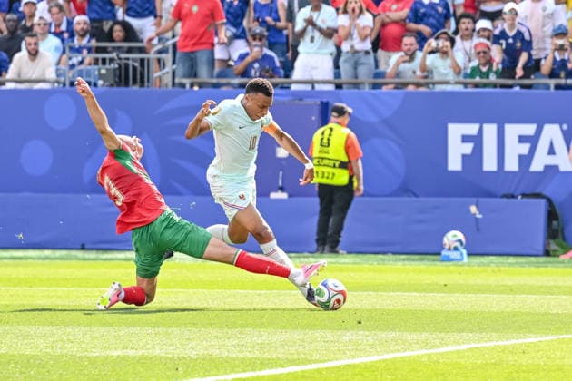 Noussair Mazraoui (Morocco) and Kylian Mbappe (France) battle for the ball during the FIFA World Cup, WM, Weltmeisterschaft, Fussball 2026 Quarter Final match between France and Morocco at Boston Stadium on July 9, 2026 in Foxborough, United States. (Photo by Harry Langer DeFodi Images) - *** Noussair Mazraoui of Morocco and Kylian Mbappé of France battle for the ball during the 2026 FIFA World Cup quarterfinal match between France and Morocco at Boston Stadium on July 9, 2026, in Foxborough, United States. Photo by Harry Langer, DeFodi Images
