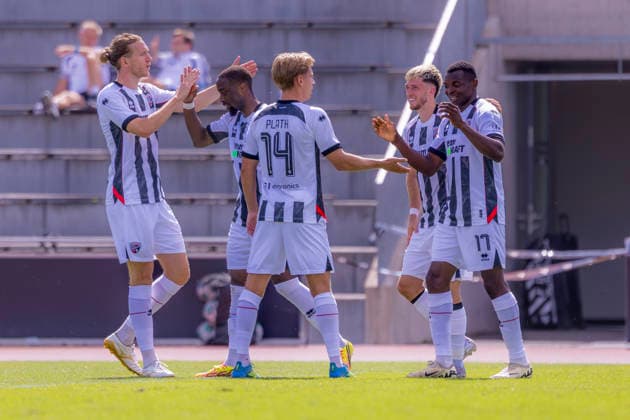 Herzogenaurach, Deutschland 09. Juli 2026: Testspiel - 2026 2027 - FC Ingolstadt 04 gegen LASK Linz Im Bild: 2. v.li. Torschütze Josef Ganda jubelt nach seinem Tor zum 2:0 mit Vinko Sapina (FCI), Max Plath (FCI), Linus Rosenlöcher Rosenloecher (FCI) und Obed Ugondu (FCI) Adi Dassler Sportplatz Bayern *** Herzogenaurach, Germany, July 9, 2026, Friendly Match 2026–2027: FC Ingolstadt 04 vs. LASK Linz. Pictured, second from left: Goal scorer Josef Ganda celebrates his goal—making the score 2–0—with Vinko Sapina (FCI), Max Plath (FCI), Linus Rosenlöcher (FCI), and Obed Ugondu (FCI). Adi Dassler Sports Field, Bavaria Copyright: xFotostandx xSchäferx