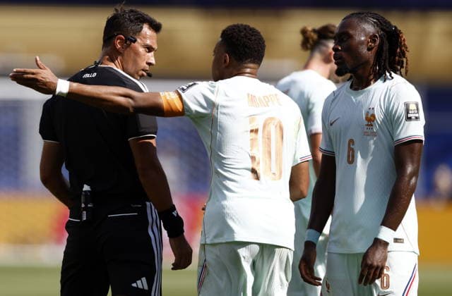 FIFA World Cup, WM, Weltmeisterschaft, Fussball 2026 quarterfinals - France vs Morocco Kylian Mbappe of France (C) argues with referee Facundo Tello during the FIFA World Cup 2026 quarterfinals match France against Morocco, in Boston, USA, 09 July 2026. BOSTON United States  Copyright: xWILLxOLIVERx