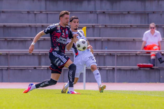 Herzogenaurach, Deutschland 09. Juli 2026: Testspiel - 2026 2027 - FC Ingolstadt 04 gegen LASK Linz Im Bild: v. li. im Zweikampf Kasper Jörgensen (LASK) und Amini Naifi Adi Dassler Sportplatz Bayern *** Herzogenaurach, Germany, July 9, 2026: 2026-2027 preseason match between FC Ingolstadt 04 and LASK Linz. Pictured, from left, in a tackle: Kasper Jörgensen (LASK) and Amini Naifi at the Adi Dassler Sports Field in Bavaria. Copyright: xFotostandx xSchäferx