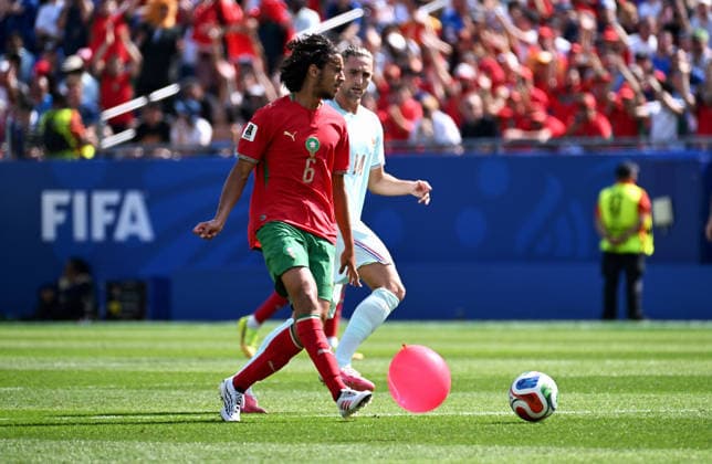 Fussball, Länderspiel, Herren, FIFA World Cup, WM, Weltmeisterschaft, Fussball 2026, Fussball-Weltmeisterschaft, USA, Achtelfinale, Gilette Stadium Boston: Frankreich - Marokko; Ayyoub Bouaddi (MOR), Adrien Rabiot (FRA) spielen mit Luftballon. Aktion *** Soccer, International Match, Men s, 2026 FIFA World Cup, Soccer World Cup, USA, Round of 16, Gilette Stadium, Boston, France vs. Morocco, Ayyoub Bouaddi (MOR) and Adrien Rabiot (FRA) participate in a balloon stunt