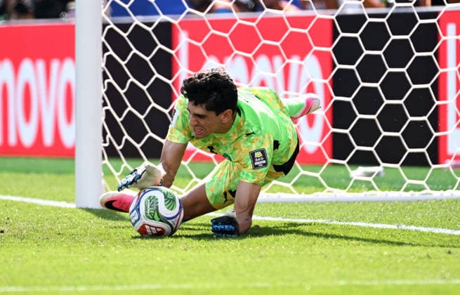 Fussball, Länderspiel, Herren, FIFA World Cup, WM, Weltmeisterschaft, Fussball 2026, Fussball-Weltmeisterschaft, USA, Achtelfinale, Gilette Stadium Boston: Frankreich - Marokko; Yassine Bounou (MOR) hält den Elfmeter von Kylian Mbappe (FRA). Aktion, Einzelbild. *** Soccer, International Match, Men s, 2026 FIFA World Cup, Soccer World Cup, USA, Round of 16, Gilette Stadium, Boston, France vs. Morocco, Yassine Bounou (MOR) saves Kylian Mbappé s (FRA) penalty kick, Action, Still Image