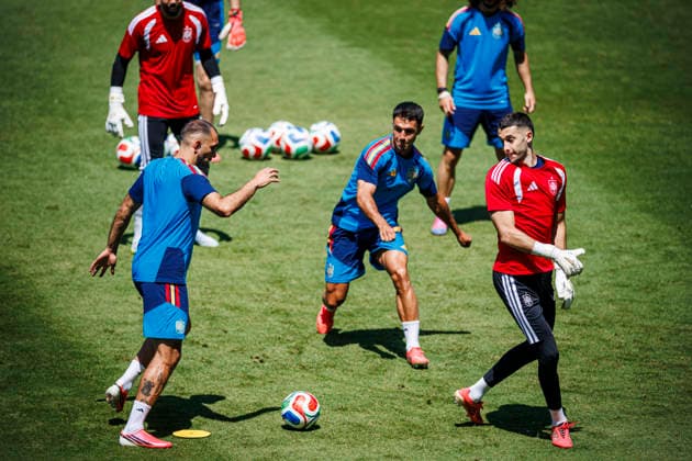 Spain national team, Nationalteam World Cup 09 07 2026 Borja Iglesias of Spain (L) and Martin Zubimendi of Spain (C) and Joan Garcia of Spain (R) during the Spanish national team s training session at Carson Sports Park in Los Angeles LA, United States of America on July 09, 2026. Photo (PGS Photo Agency) Los Angeles usa Copyright: xPGSxPhotoxAgencyx
