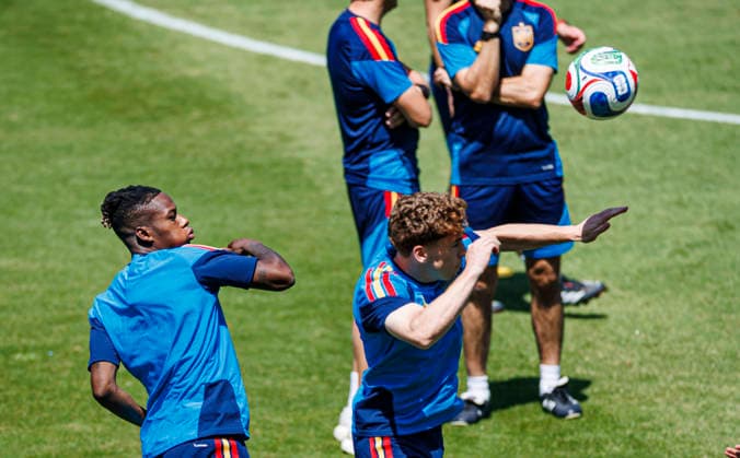 Spain national team, Nationalteam World Cup 09 07 2026 Nico Williams of Spain (L) and Victor Munoz of Spain (R) during the Spanish national team s training session at Carson Sports Park in Los Angeles LA, United States of America on July 09, 2026. Photo (PGS Photo Agency) Los Angeles usa Copyright: xPGSxPhotoxAgencyx