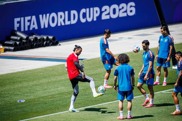 Spain national team, Nationalteam World Cup 09 07 2026 David Raya of Spain (L) controls the ball during the Spanish national team s training session at Carson Sports Park in Los Angeles LA, United States of America on July 09, 2026. Photo (PGS Photo Agency) Los Angeles usa Copyright: xPGSxPhotoxAgencyx
