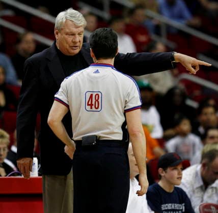 USA BASKETBALL NBA, Basketball Herren, USA Golden State Warriors at Houston Rockets epa01239339 Golden State Warriors head coach Don Nelson (L) pleads his case with official Scott Foster (R) following a foul call against his team as they take on the Houston Rockets in the first half at Toyota Center in Houston, Texas, USA, 29 January 2008. Houston United States  Copyright: xAARONxM.xSPRECHERx
