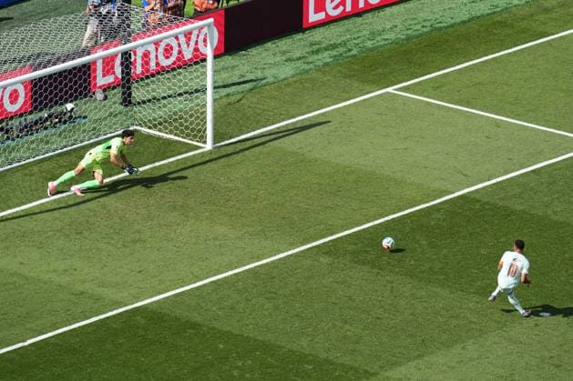 Yassine Bounou of Morocco saves the penalty of Kylian Mbappe of France France v Morocco, 2026 FIFA World Cup, WM, Weltmeisterschaft, Fussball Quarter-final, Football, Boston Stadium, Foxborough, Massachusetts, USA - - 09 Jul 2026Foxborough Boston Stadium Massachusetts (MA) United States of America  Copyright: xIsmaelxAdnan Shutterstockx 16984924c