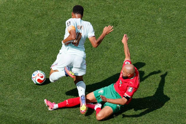 Morocco defender Noussair Mazraoui trips up France forward Kylian Mbappé during the first half of a Quarter-final FIFA World Cup, WM, Weltmeisterschaft, Fussball match at Boston Stadium in Foxborough on Thursday, July 9, 2026.  BOS20260709316 CJxGUNTHER