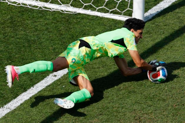 Morocco goalkeeper Yassine Bounou stops the penalty shot during the first half of a Quarter-final FIFA World Cup, WM, Weltmeisterschaft, Fussball match against France at Boston Stadium in Foxborough on Thursday, July 9, 2026.  BOS20260709318 CJxGUNTHER