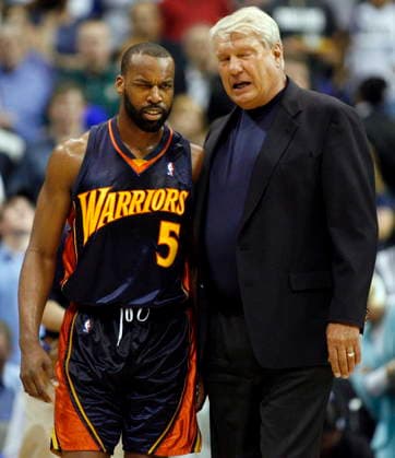 USA BASKETBALL NBA, Basketball Herren, USA PLAYOFFS Golden State Warriors At Dallas Mavericks epa00997842 Golden State Warriors player Baron Davis (L) talks to head coach Don Nelson (R) after getting hit in the eye during the Dallas Mavericks win 118-112 in game five of the Western Conference Playoffs at the American Airlines Center in Dallas, Texas, 01 May 2007. Golden States Warriors lead 3-2 against first seed Dallas Mavericks in the Western Conference Playoffs. Dallas United States  Copyright: xLARRYxW.xSMITHx
