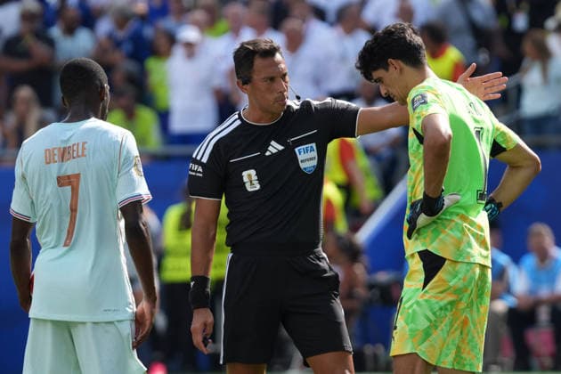 Argentine referee Facundo Tello (C) reacts with Ousmane Dembélé (L) of France and Yassine Bounou of Morocco during a 2026 FIFA World Cup, WM, Weltmeisterschaft, Fussball quarterfinal match between France and Morocco at Gillette stadium in Foxborough, United States, 09 July 2026. FIFA World Cup 2026 quarterfinals - France vs. Morocco !ACHTUNG: NUR REDAKTIONELLE NUTZUNG!  Copyright: xÁngelxColmenaresx GR4118 20260709-55020852098_1