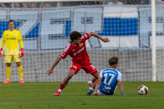 09.07.2026, GER, Testspiel, Saison 2026 2027), Chemnitz, Chemnitzer FC - 1. FC Union Berlin Julien Friedrich (1. FC Union Berlin 38) im Zweikampf gegen Maximilian Fesser (Chemnitzer FC 17) (Nur 1. - 3. Liga: DFB DFL regulations prohibit any use of photographs as image sequences and or quasi-video) *** July 9, 2026, GER, Friendly Match, 2026–2027 Season, Chemnitz, Chemnitzer FC 1 – FC Union Berlin: Julien Friedrich (1, FC Union Berlin) 38 in a tackle against Maximilian Fesser (Chemnitzer FC 17). Score: 1–3. 3rd Division. DFB and DFL regulations prohibit any use of photographs as image sequences and or quasi-video. nordphotoxGmbHx xNachnamexFotograf nph00051