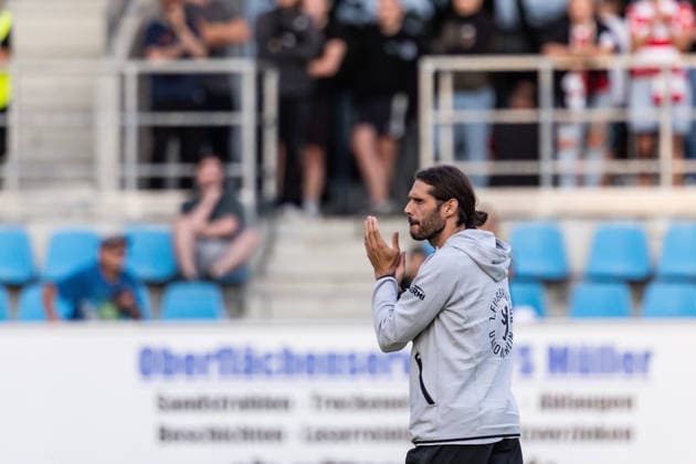 09.07.2026, GER, Testspiel, Saison 2026 2027), Chemnitz, Chemnitzer FC - 1. FC Union Berlin Christopher Trimmel (1. FC Union Berlin 28) bedankt sich bei den Fans (Nur 1. - 3. Liga: DFB DFL regulations prohibit any use of photographs as image sequences and or quasi-video) *** July 9, 2026, GER, Friendly Match, 2026–2027 Season, Chemnitz, Chemnitzer FC vs. 1. FC Union Berlin. Christopher Trimmel of 1. FC Union Berlin (No. 28) thanks the fans. Only 1. 3. Liga. DFB and DFL regulations prohibit any use of photographs as image sequences and or quasi-video. nordphotoxGmbHx xNachnamexFotograf nph00051