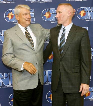 USA BASKETBALL NBA, Basketball Herren, USA GOLDEN STATE WARRIORS DON NELSON epa00805407 Golden State Warriors new head coach Don Nelson (L) poses for a photo after being introduced by Warriors general manager, and former player of Nelson s, Chris Mullin to the media and fans at the Oakland Arena in Oakland, California, Wednesday 30 August 2006. OAKLAND United States  Copyright: xJOHNxG.xMABANGLOx