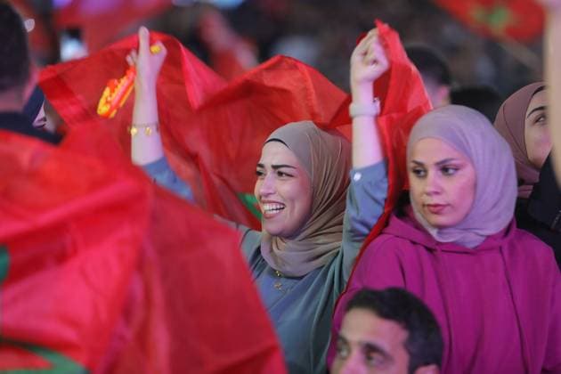 AL-BIREH, WEST BANK July 10, 2026: Palestinians gather in the city of Al-Bireh to watch the first half of the FIFA World Cup, WM, Weltmeisterschaft, Fussball 2026 quarterfinal match between France and Morocco during a public screening. Fans followed the match in a lively atmosphere as supporters of both teams hoped to see their side secure a place in the tournament semifinals. AL-BIREH Palestine, State of Copyright: x xTariqxHamedxKhamaysehx xJNAxPressx