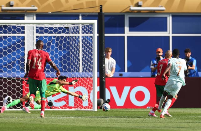 Ousmane Dembele of France (7) scores a goal past Morocco s goalkeeper Yassine Bounou in the second half of a Quarter-final FIFA World Cup, WM, Weltmeisterschaft, Fussball match at Boston Stadium in Foxborough, Massachusetts, on Thursday, July 9, 2026.  BOS20260709815 CHRISTIANxBRUNSKILL