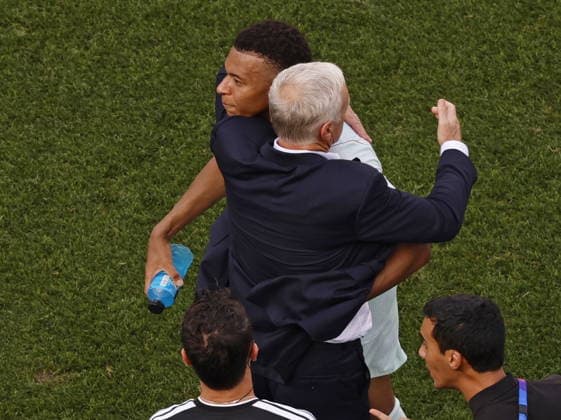 FIFA World Cup, WM, Weltmeisterschaft, Fussball 2026 quarterfinals - France vs Morocco Kylian Mbappe of France (back) hugs with France s head coach Didier Deschamps as he is withdrawn from the FIFA World Cup 2026 quarterfinals match France against Morocco, in Boston, USA, 09 July 2026. BOSTON United States  Copyright: xGREGxM.xCOOPERx