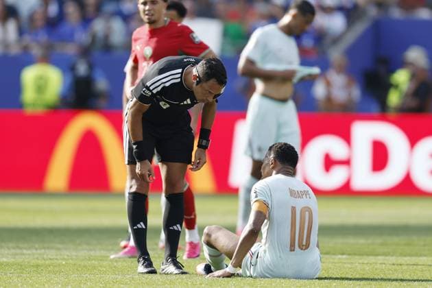 FOXBOROUGH - Kylian Mbappe of France sits injured on the ground during the 2026 FIFA World Cup, WM, Weltmeisterschaft, Fussball quarter-final match between France and Morocco at Boston Stadium on July 9, 2026, in Foxborough, Massachusetts, United States. MAURICE VAN STEEN ANP FIFA World Cup 2026 - quarter final 2026 xVIxANPxSportx xMauricexvanxSteenxIVx 563234314 originalFilename: 563234314.jpg