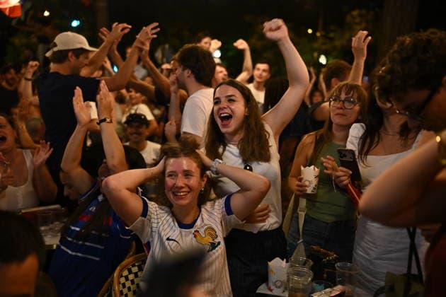 RECORD DATE NOT STATED French fans celebrate the French national team, Nationalteam Ä™s victory in the World Cup quarter-finals in Paris on 9 July 2026 - 09 07 2026 - France Ile-de-France (region) Paris -  JulienxMattiax xLexPictorium LePictorium_0338223