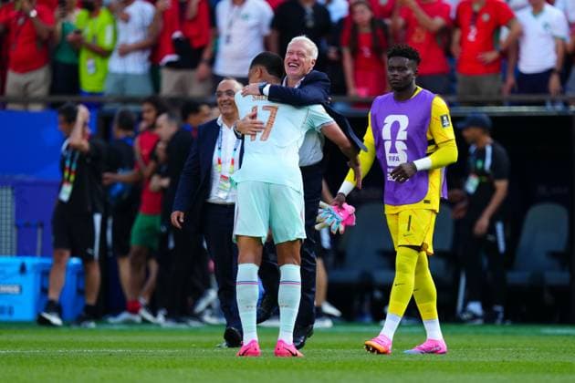 William Saliba of France and Didier Deschamps head coach of France embrace after the full time whistle France v Morocco, 2026 FIFA World Cup, WM, Weltmeisterschaft, Fussball Quarter-final, Football, Boston Stadium, Foxborough, Massachusetts, USA - - 09 Jul 2026Foxborough Boston Stadium Massachusetts (MA) United States of America  Copyright: xJavierxGarcia Shutterstockx 16984925bw