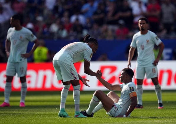 France v Morocco - FIFA World Cup, WM, Weltmeisterschaft, Fussball 2026 - Quarter Final FOXBOROUGH, USA - JULY 9: Michael Olise of France helps to Kylian Mbappe of France during the 2026 FIFA World Cup Quarter Final match between France and Morocco at Boston Stadium (Gillette Stadium) in Foxborough, Massachusetts, United States on July 9, 2026. Jose Hernandez Anadolu Massachusetts United States. Editorial use only. Please get in touch for any other usage.  Copyright: x2026xAnadoluxJosexHernandezx