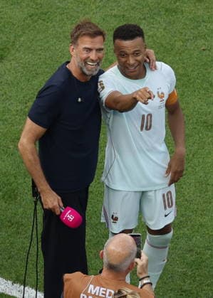 FIFA World Cup, WM, Weltmeisterschaft, Fussball 2026 quarterfinals - France vs Morocco Kylian Mbappe of France (R) and German TV pundit Juergen Klopp share a light moment after winning the FIFA World Cup 2026 quarterfinals match France against Morocco, in Boston, USA, 09 July 2026. BOSTON United States  Copyright: xGREGxM.xCOOPERx
