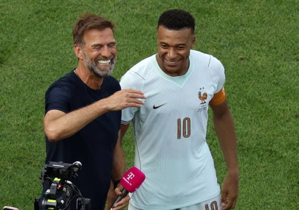 FIFA World Cup, WM, Weltmeisterschaft, Fussball 2026 quarterfinals - France vs Morocco Kylian Mbappe of France (R) and German TV pundit Juergen Klopp share a light moment after winning the FIFA World Cup 2026 quarterfinals match France against Morocco, in Boston, USA, 09 July 2026. BOSTON United States  Copyright: xGREGxM.xCOOPERx