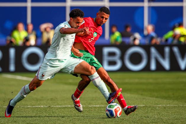 July 9, 2026, Foxborough, Massachusetts, USA: WARREN ZAIRE-EMERY of France wins the ball from NOUSSAIR MAZRAOUI of Morocco during the 2026 FIFA World Cup, WM, Weltmeisterschaft, Fussball quarterfinal match at Boston Stadium in Massachusetts on July 9, 2026. Foxborough USA - ZUMAm283 20260709_zsp_m283_062 Copyright: xBillyxMyersx