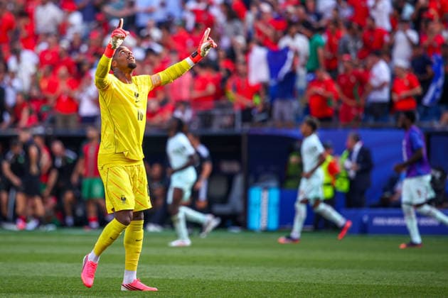 July 9, 2026, Foxborough, Massachusetts, USA: MIKE MAIGNAN of France points to the sky after the final whistle of the 2026 FIFA World Cup, WM, Weltmeisterschaft, Fussball quarterfinal match at Boston Stadium in Massachusetts on July 9, 2026. FIFA World Cup 2026: QF: France V Morocco  - ZUMAm283 20260709_zsp_m283_071 Copyright: xBillyxMyersx