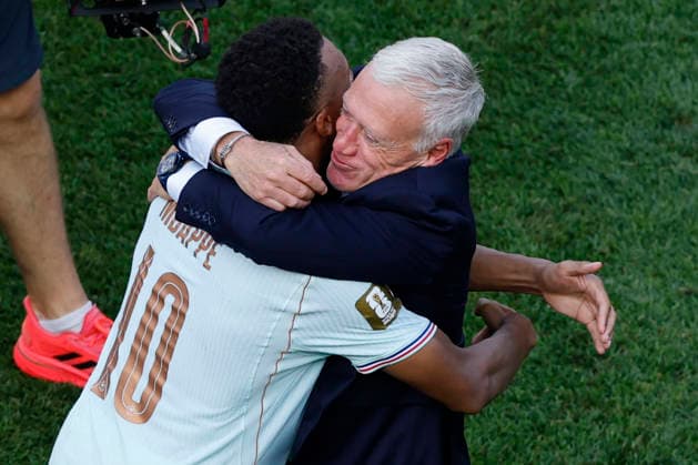 France manager Didier Deschamps embraces France forward Kylian Mbappé in celebration of France s win over Morocco during a Quarter-final FIFA World Cup, WM, Weltmeisterschaft, Fussball match at Boston Stadium in Foxborough on Thursday, July 9, 2026.  BOS20260709329 CJxGUNTHER