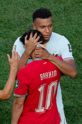 France forward Kylian Mbappé embraces Morocco midfielder Brahim Díaz following France s win of a Quarter-final FIFA World Cup, WM, Weltmeisterschaft, Fussball match at Boston Stadium in Foxborough on Thursday, July 9, 2026.  BOS20260709330 CJxGUNTHER