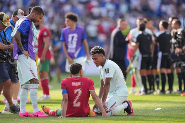 July 9, 2026, Foxborough, Massachusetts, United States: Achraf Hakimi of Morocco talk to Desire Doue and Lucas Hernandez of France during the FIFA World Cup, WM, Weltmeisterschaft, Fussball 2026 Quarter Final match between France and Morocco at Boston Stadium on July 9, 2026 in Foxborough, Massachusetts. Foxborough United States - ZUMAa181 20260709_zaa_a181_079 Copyright: xJosexBretonx